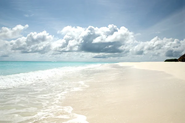 Wellen an einem tropischen Strand Stockbild