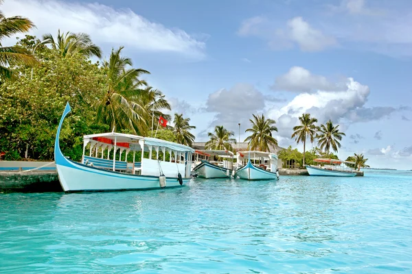 Båtar på tropisk ö Stockbild