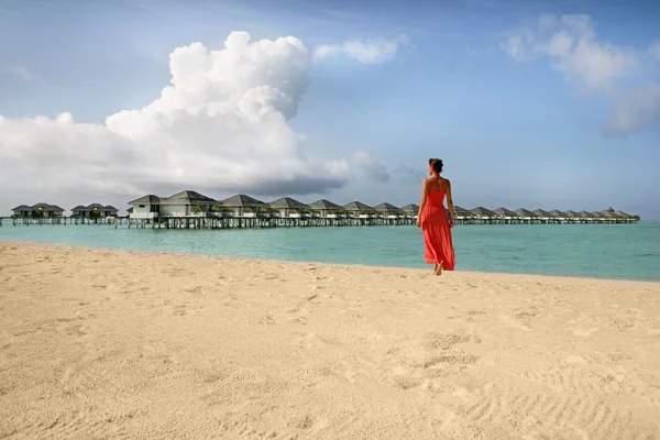 Fille sur une plage aux Maldives Photos De Stock Libres De Droits
