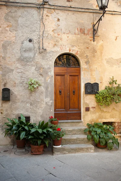 Porta residencial de madeira na Toscana. Itália — Fotografia de Stock