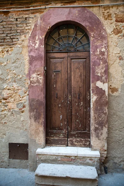 Wooden residential doorway in Tuscany. Italy — Stock Photo, Image