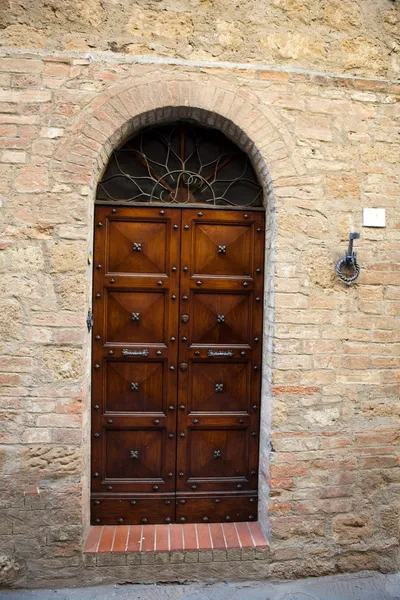 Trä bostäder dörröppningen i Toscana. Italien — Stockfoto