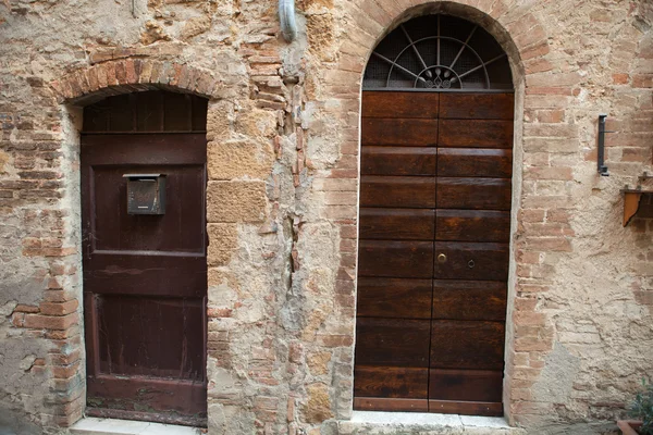 托斯卡纳的木制住宅门口。意大利 — 图库照片