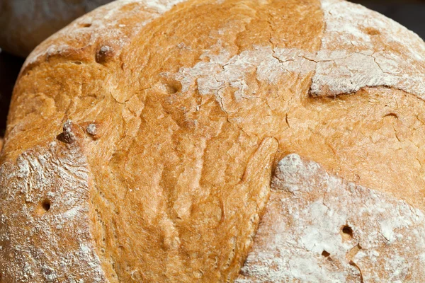 Duże bochenki chleba tradycyjnie pieczone — Zdjęcie stockowe