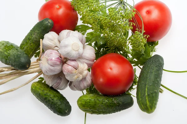 Färska grönsaker på den vita bakgrunden — Stockfoto