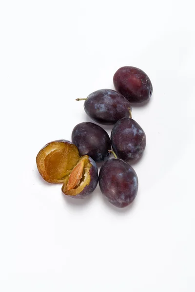 Švestka ovoce izolovaných na bílém pozadí — Stock fotografie