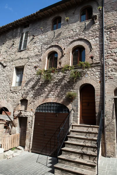 Strada medievale nella città collinare italiana di Assisi — Foto Stock