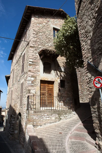 Středověká ulice v italské hill města assisi — Stock fotografie