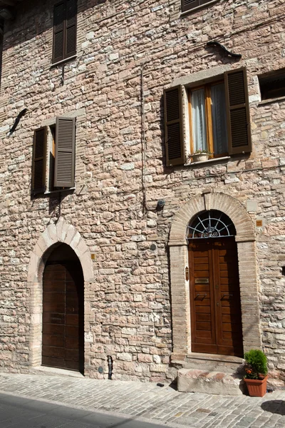 Medeltida gatan i den italienska hill town av assisi — Stockfoto