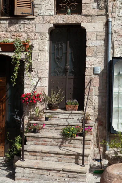 Flores en macetas en los escalones de piedra casa medieval en Toscana —  Fotos de Stock