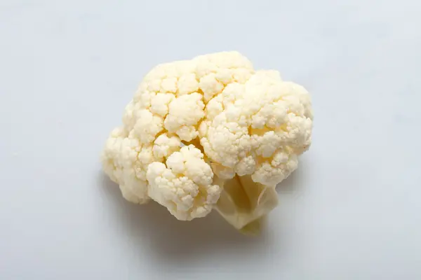 Couve-flor fresca isolada sobre branco — Fotografia de Stock
