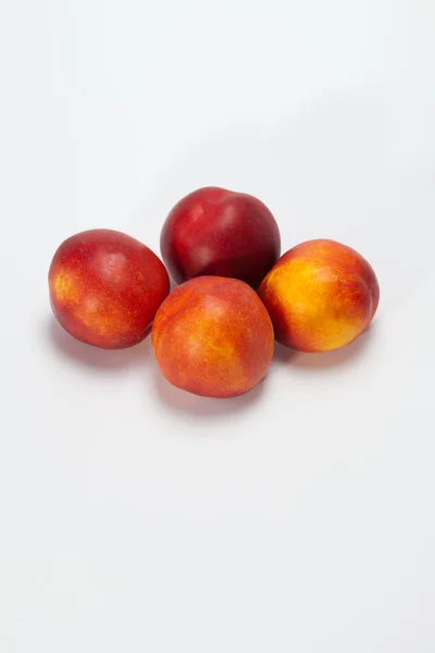 孤立在白色的新鲜桃子 — 图库照片