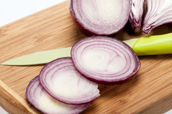 Red onions on a wooden board — Stock Photo, Image