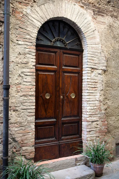 Trädörr i Toscana. Italien — Stockfoto