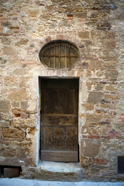 Ξύλινη πόρτα στην Τοσκάνη. Ιταλία — Φωτογραφία Αρχείου