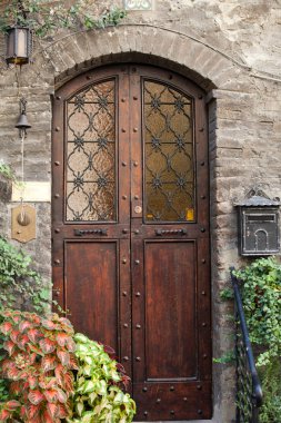 assisi Ortaçağ taş basamaklar evde tencere çiçeklenir,