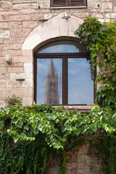アッシジのイタリアの丘の町の中世の通り — ストック写真