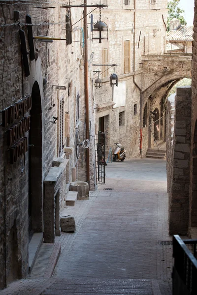 Jalan abad pertengahan di kota bukit Italia Assisi — Stok Foto