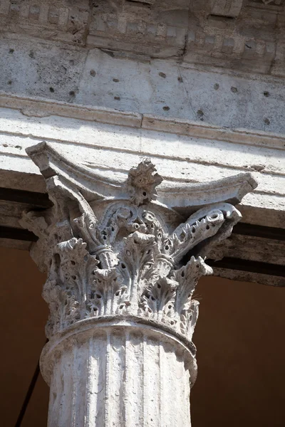 Close up van een Korinthische kapitaal. — Stockfoto