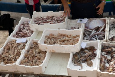 Piyasada taze balık var.