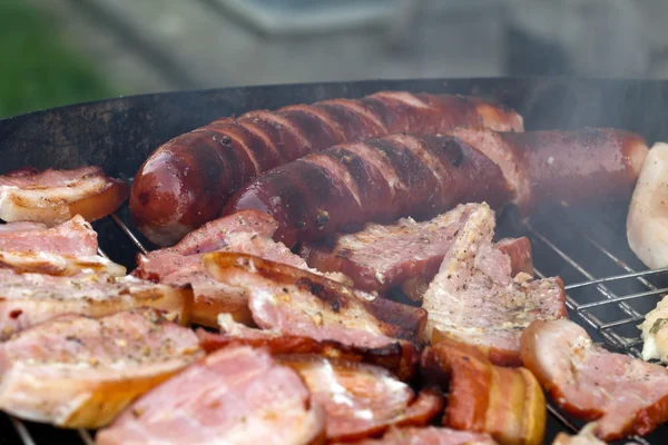 Grilování s lahodným grilovaným masem na grilu — Stock fotografie