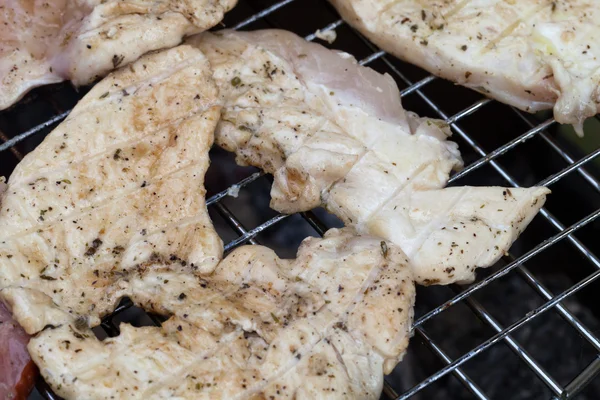 Grilli herkullista grillattua lihaa grillillä — kuvapankkivalokuva