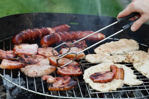 Grill med utsökt grillat kött på grill — Stockfoto