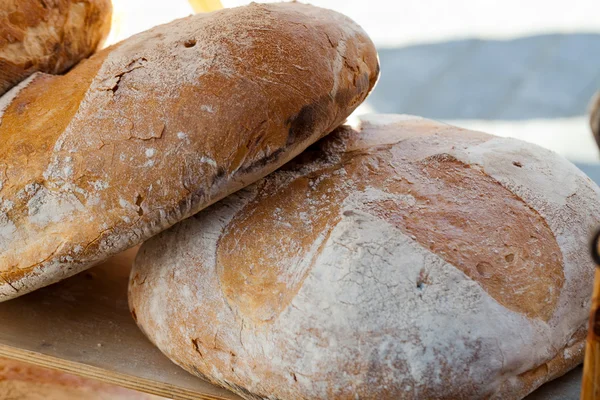 Duże bochenki chleba tradycyjnie pieczone — Zdjęcie stockowe