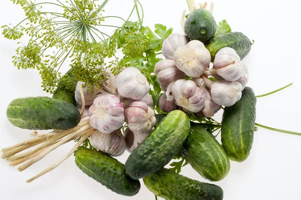 Färska grönsaker på den vita bakgrunden — Stockfoto