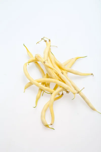 Gelbe Bohnen isoliert auf weißem Hintergrund — Stockfoto