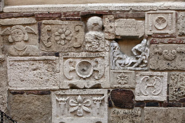Montepulciano - Palazzo Bucelli - piedras de la época etrusca y romana — Foto de Stock