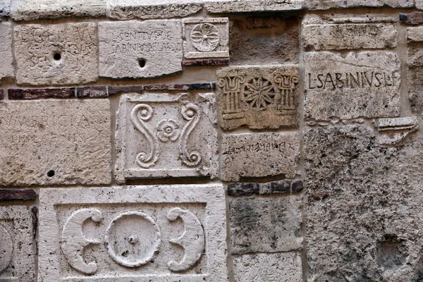 Montepulciano - Palazzo Bucelli -stones from the Etruscan and Roman ages — Stock Photo, Image