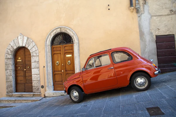 Car at the town of Montepulciano in Italy — Stock Photo, Image