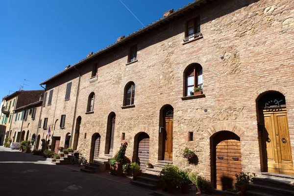 Trä bostäder dörröppningen i Toscana. Italien — Stockfoto