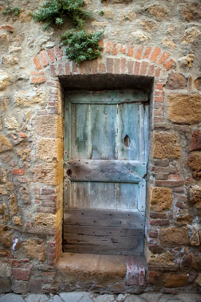 Porta de madeira na Toscana. Itália — Fotografia de Stock