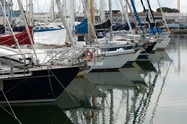 Marina med yachter och båtar — Stockfoto