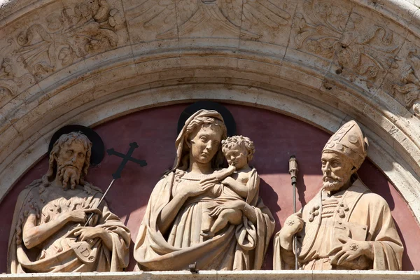 Vierge à l'Enfant sur l'un des portails de Montepulciano — Photo