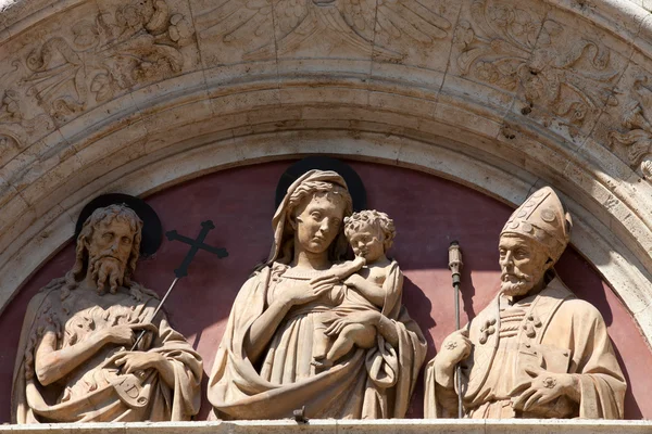 Madonna and Child on one of the portals in Montepulciano — Stock Photo, Image