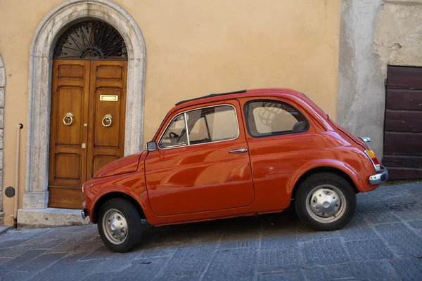 Car at the town of Montepulciano in Italy — Stock Photo, Image