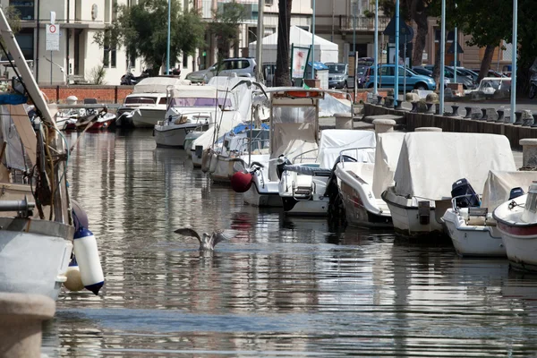 Marina com iates e barcos — Fotografia de Stock