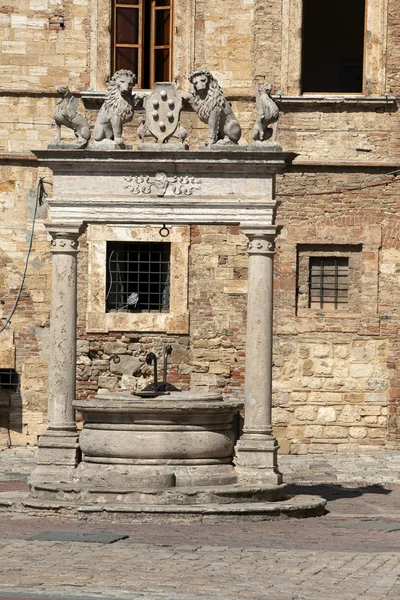 Pozo viejo en Piazza Grande - Montepulciano  , — Foto de Stock