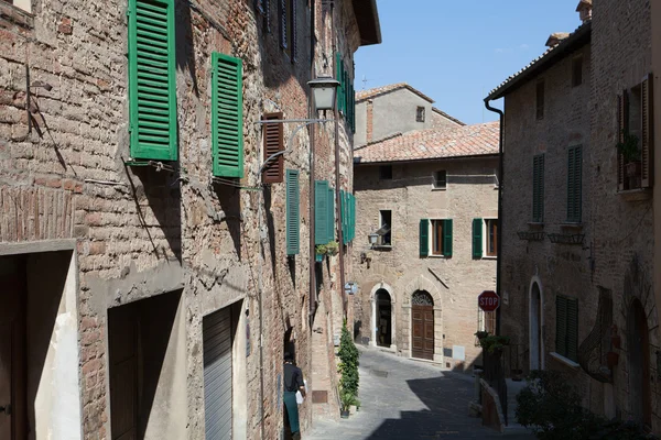 Den smala gatan i den toskanska staden — Stockfoto