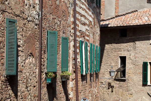 Die enge Gasse in der toskanischen Stadt — Stockfoto