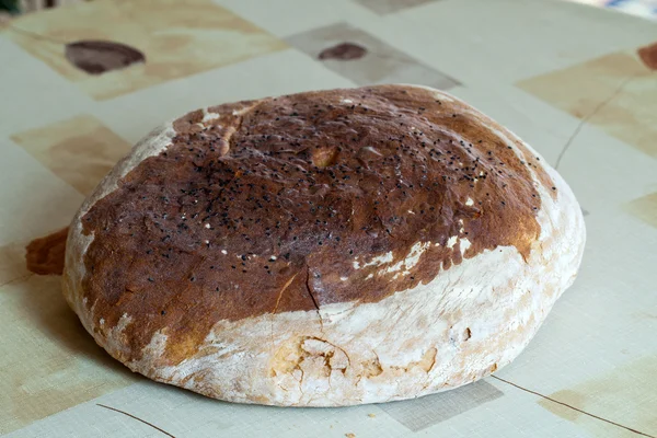 Große Brotlaibe traditionell gebraten — Stockfoto