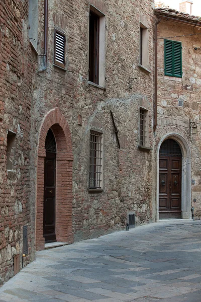 De smalle straat in de Toscaanse stad — Stockfoto