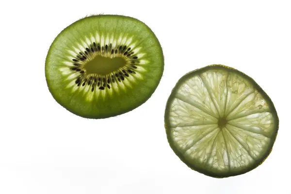 Citron et kiwis isolés sur fond blanc — Photo