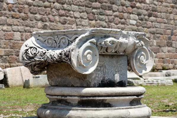 Ionian column capital, architectural detail — Stock Photo, Image