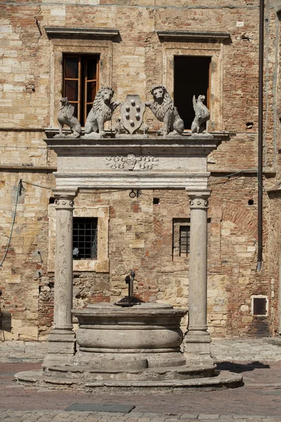 Pozo viejo en Piazza Grande - Montepulciano — Foto de Stock