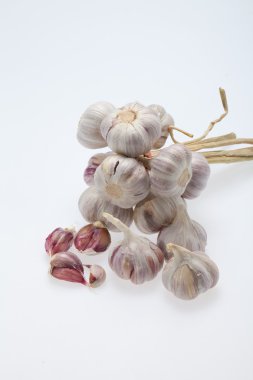 Beyaz arka planda taze sarımsak