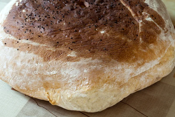 Große Brotlaibe traditionell gebraten — Stockfoto